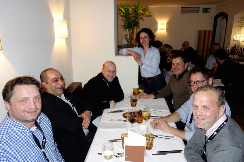 Sumru Gerken, Ingram Micro, unterhält den Männertisch. (Bild: IT-BUSINESS)