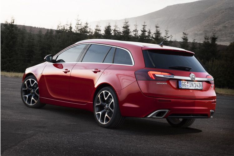 Am Heck gibt es neue Leuchten und ein tiefer gezogenes Chromband. Unverändert bleibt der 2,8 Liter große V6-Turbobenziner mit 239 kW/325 PS, der seine maximal 435 Nm Drehmoment über ein manuelles Sechsganggetriebe an alle vier Räder leitet. (Foto: Opel)