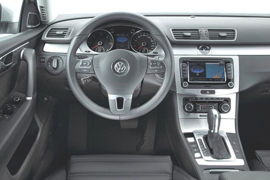 Interieur nur minmal verändert: Augenfälligstes Merkmal im Cockpit ist die zentrale Analoguhr. (Archiv: Vogel Business Media)