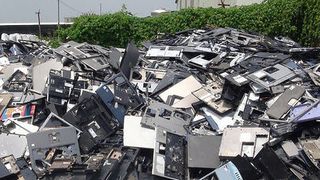 Laptop-Gehäuse in Guiyu, China.  Bis zu 90 Prozent des Elektro- und Elektronikschrotts werden illegal entsorgt oder weiterverkauft. (Bild: Baselactionnetwork (CC BY-ND 2.0))