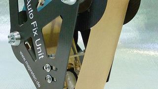 Die Bindereinheit kann als Werkzeug an einen Knickarmroboter gekoppelt werden, der kopfüber hängend von einem Portalroboter geführt wird. So erreicht das System auch schwer zugängliche Bereiche. (Bild: BIK)