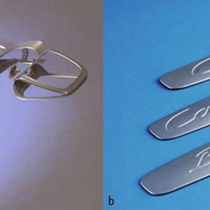 Bild 2: Bei der Herstellung der Kofferraumverkleidung (links) fanden Umformen und Spritzgießen getrennt voneinander statt. Dagegen ist bei den Einstiegsleisten (rechts) das Umformen in den Hinterspritzprozess integriert. 