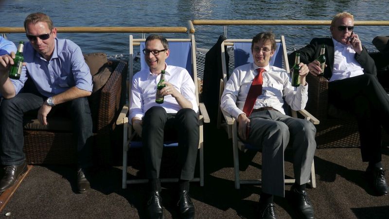 (v.l.) Torsten Wilgenbus (Key Account Manager Topas), Dr. Rolf Fiedler und Bert Mittelstedt (beide Ferrari Electronic)) sowie Manfred Braun (Projektleiter Fujitsu) genossen an Deck die Sonne und die verdiente Abkühlung. (Bild: Ferrari Electronic)