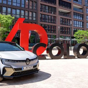 Zum Nachhaltigkeitskonzept des Gebäudes zählt dem Importeur zufolge neben einer effizienten Isolierung die energiesparende Kühlung oder Heizung über Deckensegel mit integriertem Wasserkreislauf anstelle einer konventionellen Klimaanlage.(Bild:  Renault)