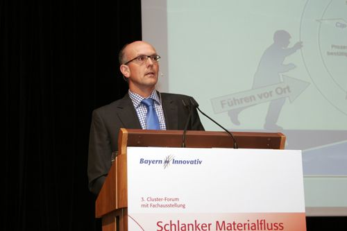 Prof. Dr. Frank Balsliemke vom Technologietransferzentrum Automotive der Hochschule Coburg erklärte den geführten, kontinuierlichen Verbesserungsprozess in einem schlanken Produktionssystem. (Archiv: Vogel Business Media)