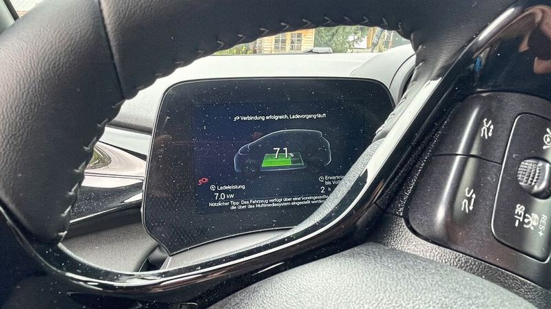 4. Ladenotwendigkeit: Am Laden führt kein Weg vorbei, vor allem nicht auf längeren Strecken. Denn die Reichweite enttäuscht zumindest für den Batteriespezialisten BYD. Auf dem Weg von Würzburg nach Kassel schrumpfte die Anfangsreichweite von ziemlich exakt 400 Kilometern laut Bordcomputer immer weiter zusammen, mehr als 250 Kilometer waren realistisch nicht drin – bei einer äußerst defensiven Fahrweise nicht zuletzt wegen einiger stromfressender steiler Anstiege auf der Autobahn A7. (Bild: Grimm – VCG)