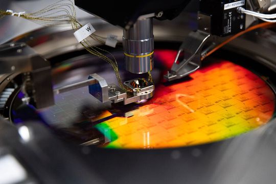 Der von Psiquantum entwickelte siliziumphotonische Quantenchip könnte eine Reihe von bisher unerreichbaren Aufgaben quer durch alle Branchen ermöglichen. (Bild:  Psiquantum)