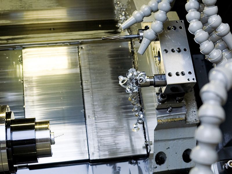 Bei der konventionellen KSS-Überflutung setzen sich Späne am Revolver ab. Das erschwert das Ansetzen des Werkzeugs am Werkstück. ... (Bild: Müller Hydraulik)