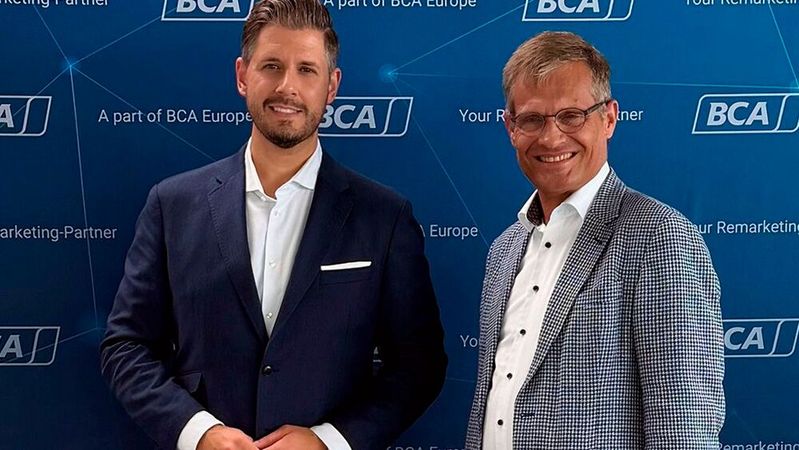 Tobias Münch (li.), BCA Deutschland, und Dr. Kurt-Christian Scheel, VAD, besiegelten ihre neue Partnerschaft.(Bild:  BCA)