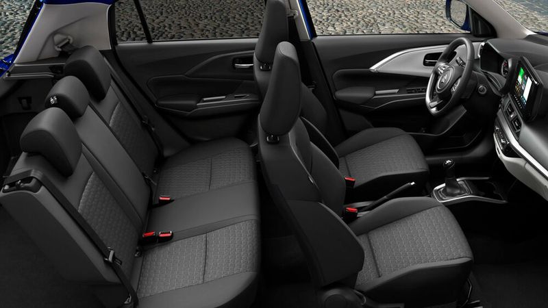 Die überarbeitete Version bietet einen klassisch zugeschnittenen Innenraum. Wird die Lehne der Rückbank umgeklappt, wächst das Kofferraumvolumen auf fast 1.000 Liter. (Bild: Suzuki)