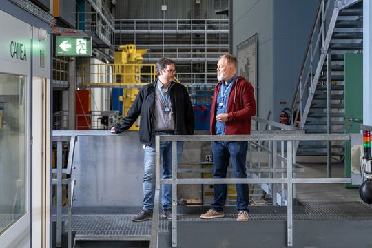 David Mannes (l.) und Anders Kaestner an der Schweizer Spallations-Neutronenquelle SINQ am PSI. Mit Neutronen durchleuchteten sie ein Stück des Marsmeteoriten „Black Beauty“ und konnten damit erstmals makroskopische wasserstoffreiche Bereiche sichtbarmachen.(Bild:  Paul Scherrer Institut PSI/Markus Fischer)