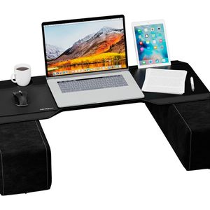 Der Couchmaster Cyboss von Nerdytec soll dafür sorgen, dass hochkonzentriertes Arbeiten im Homeoffice sogar von der Couch oder dem Bett aus möglich ist. Er unterstützt eine bequeme und gleichzeitig gesunde Sitz- und eine gute Körperhaltung. Er dient gleichzeitig als Tisch und Arbeitsplatz, die weichen Seitenkissen sorgen für eine gesunde und gerade Sitzposition.(Bild:  Nerdytec)