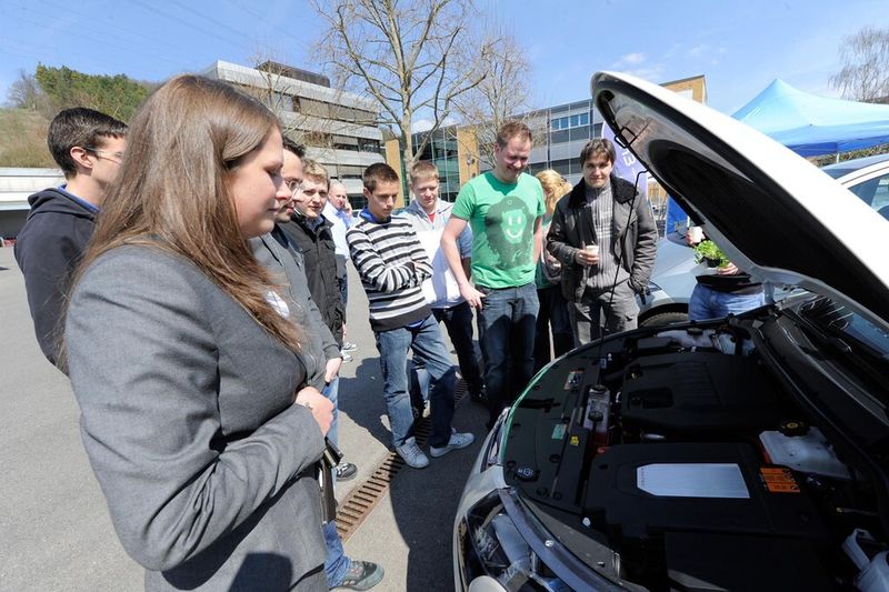 Die Elektroautos stießen beim Green Day auf großes Interesse. (Bild: EBM-Papst)