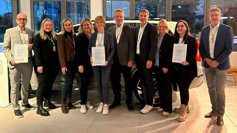 Auszeichung durch die Gütegemeinschaft Autoberufe (v.l.): Torben Meyer, Volvo Car Germany, Linda Knögel, ZDK, Cornelia Schmitz, Mazda Motors Deutschland, Christiane Nicolai, Audi AG, Martina Maletz, Volvo Car Germany, Carsten Siebers, VW AG, Martin Menke, Menke Training, Sabine Hardy, Menke Training, Hanan Amaadachou, Volvo Car Germany, Stefan Hoy, SAM Motion.   (Bild:  ZDK)