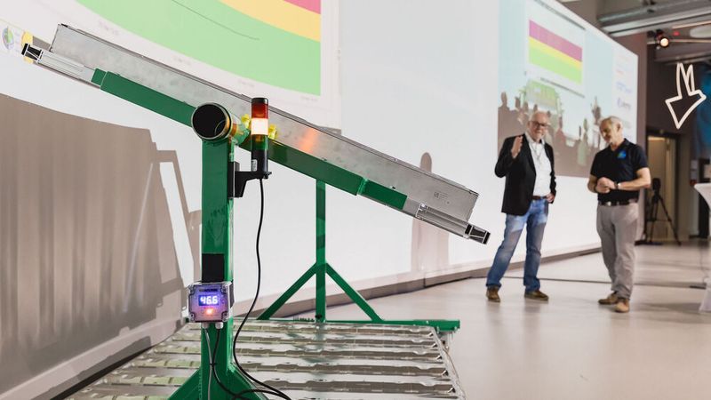 Über die Notwendigkeit der permanenten Batterieüberwachung von verunfallten E-Fahrzeugen diskutierten Konrad Wenz (l. / »F+K«) und Wilhelm Raster, Geschäftsführer der Raster & Raster GmbH. (Bild: Stefan Bausewein)