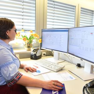 In der Arbeitsvorbereitung werden die Auftragsdaten in Teamcenter angelegt und anschließend die Produktion angestoßen.(Bild:  Siemens)