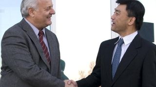 Hans Eggensberger und Yoshitaka Tokuda bekräftigen per Handschlag die Distributionsverein- barung zwischen Gleichmann Ultratec und KDS Daishinku (Archiv: Vogel Business Media)