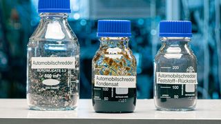 Mit Pyrolyseöl aus gemischten Abfällen wollen die Partner das Recycling von technischen Kunststoffen im Automobilbau möglich machen. (Markus Breig, KIT)