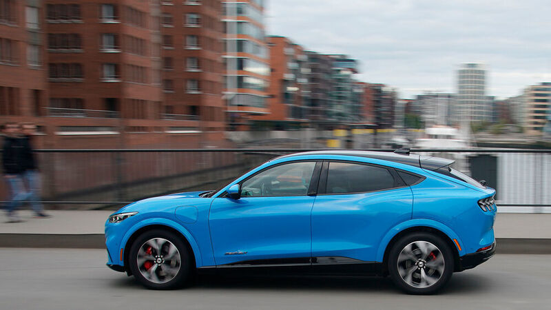 Auf stolze 540 Kilometer Reichweite kann sich der zukünftige Mach-E-Fahrer einstellen, wählt er den derzeit größten Akku mit 99 kWh Energieinhalt. (Ford)