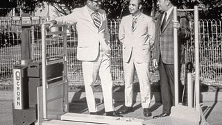 Historische Aufnahme: Jim Dicke sr. (l.) und zwei führende Manager mit den ersten Crown-Staplermodellen. (Bild: Crown)