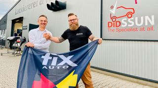 Steven Didssun (r. – hier mit Roy deLange, Geschäftsführer Fix Auto Deutschland)  ist seit 1. 7. 2023 Fix-Auto-Partner im Vogtland. (Bild: Fix Auto)