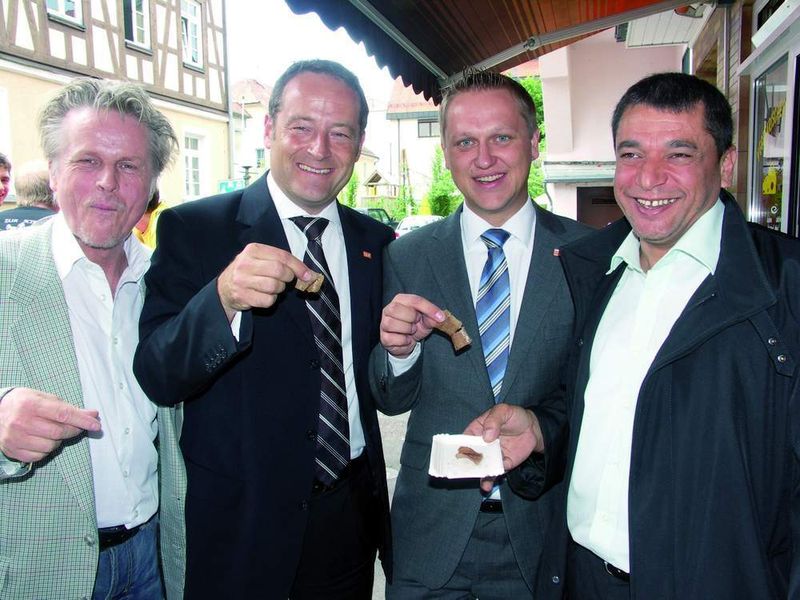 Mehr Fleisch vom Spieß:  von links Hartmut Gnauk (Alkadur), Michael Offner, igus-Außendienstleiter Süddeutschland, mit seinem Kollegen Igor Johann, und Duran Kabakyer, Geschäftsführer Alkadur RobotSystems. (Archiv: Vogel Business Media)