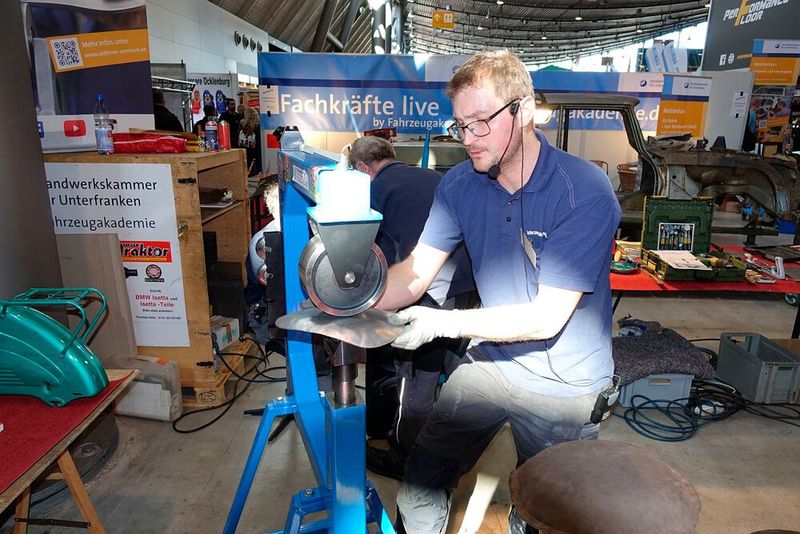 Für viele Oldtimer sind keine Reparaturbleche mehr erhältlich – da ist selbermachen der einzige Weg. (Bild: Rosenow/»kfz-betrieb«)