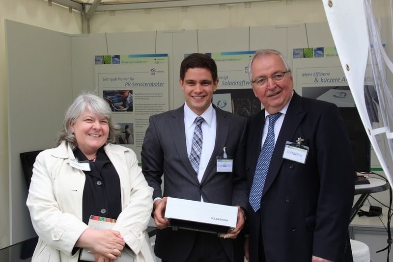 solarbrush-Entwickler Ridha Azaiz mit dem früheren  UNEP-Chef Klaus Töpfer im Berliner Schloss Bellevue (Solarbrush)