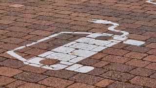 Wenn Betriebe öffentliche Ladesäulen errichten, müssen sie die Flächen mit entsprechenden Piktogrammen kennzeichnen. (Bild: gemeinfrei)