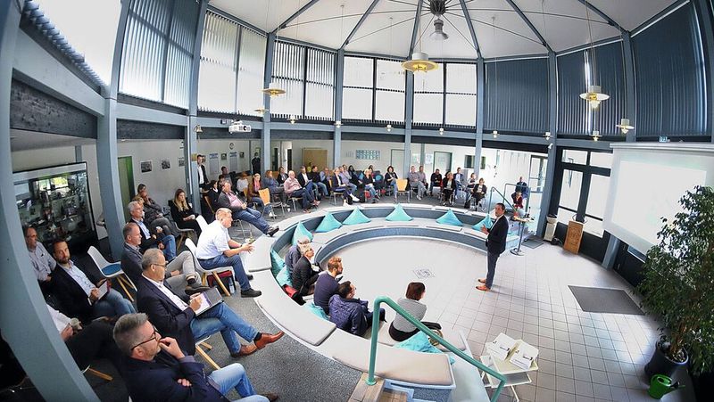 Berufsschullehrer aus ganz Deutschland informierten sich in der Bundesfachschule in Northeim über aktuelle Entwicklungen in der Kfz-Branche. 