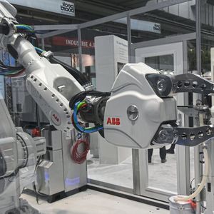 Eine Roboterzelle von ABB veranschaulicht exemplarisch, wie die 3D-Experience-Plattform die Basis für Lösungen in der Industrie sein kann.
