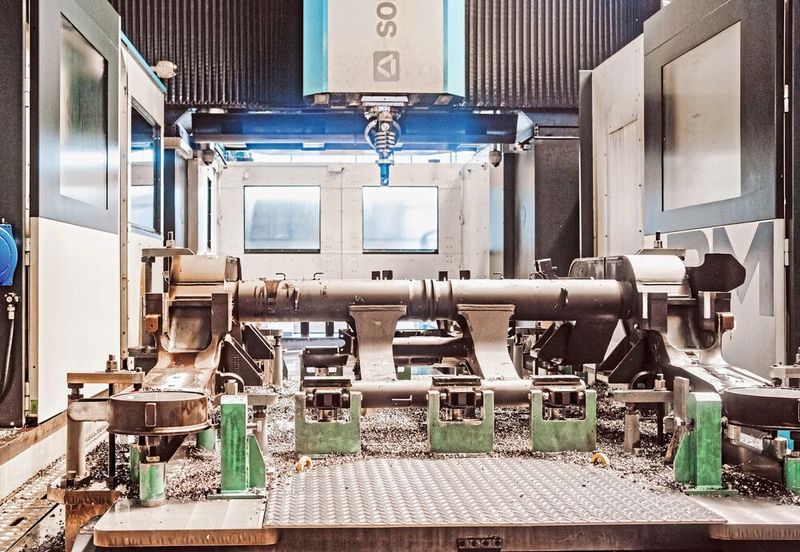 Dank der zwei unabhängig verfahrbaren Tische mit je 4.000 Millimeter × 3.000 Millimeter kann das Aufspannen in der Nebenzeit vorgenommen werden, ohne die Bearbeitung auf dem anderen Tisch unterbrechen zu müssen.(Bild:  onemorepicture / Bimatec Soraluce)