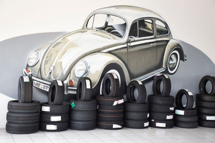 Wo früher Neufahrzeuge standen, werden heute Reifen präsentiert. (Bild: Rubbel/»kfz-betrieb«)