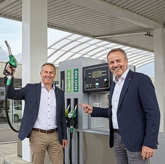 Die FAT-Mitgründer Patrick Odenthal (Autohaus Odenthal, l.) und Mirko Kleditzsch (Autoforum Kleditzsch) bei der Eröffnung des Standorts in Bad Händling in der einheitlichen FAT-CI.(Bild:  Google Gemini 3 Pro Image / KI-generiert)