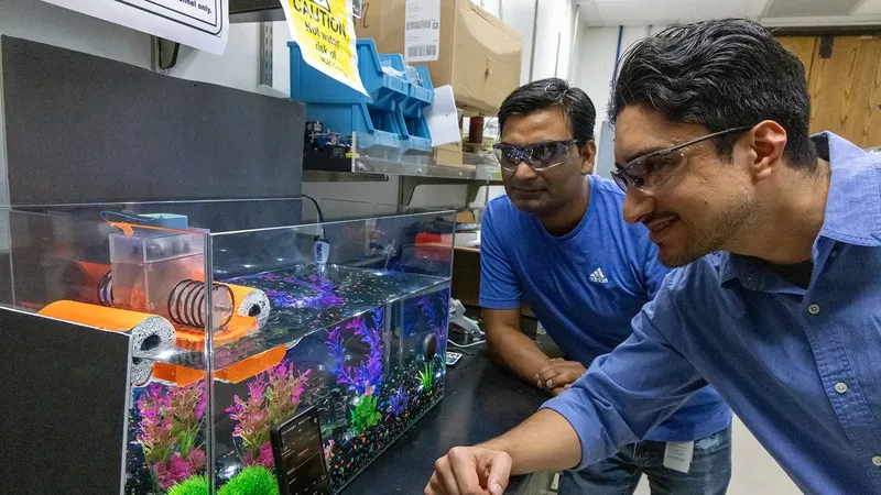 Die NLR-Forscher Ravi Kishore (links) und Erick Moreno Resendiz testen ihren einsetzbaren thermomagnetischen Generator, der thermische Energie aus dem Meer in elektrische Energie umwandeln soll. Die Technologie zielt darauf ab, mithilfe des Curie-Effekts Sensoren mit Strom zu versorgen. (Bild:  Agata Bogucka, National Laboratory of the Rockies)