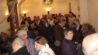 Rencontre conviviale dans le cadre du charmant caveau de Rivaz pour un apéritif aux saveurs enchanteresses des vignobles vaudois. (Image: Frédéric Bonjour) (Archiv: Vogel Business Media)