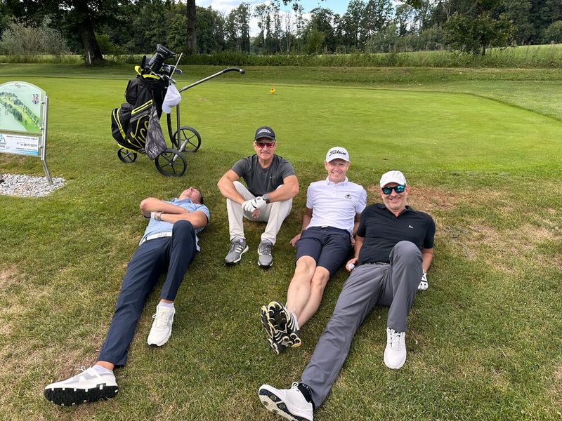 Diese Jungs sind so schnell, dass sie immer zwischendurch ein Nickerchen machen (v. l.) Christoph Heinz (TD Synnex), Stefan Langhirt (Profi), Ivo Körner (IBM) und Timo Stolze (SVA). (Bild: Vogel IT-Medien)