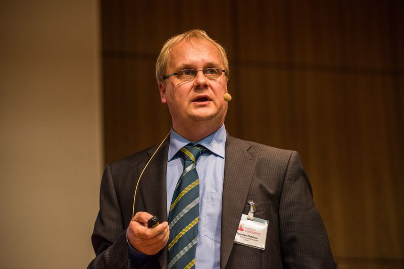 Ein weiteres Highlight im Bereich Fasern und Textilien wurde von Jan Märtin, Entwicklungsleiter bei der Liba Maschinenfabrik GmbH präsentiert: das selbsttragende Gelege „Multi Compact Fabric“. (Bild: Mack)