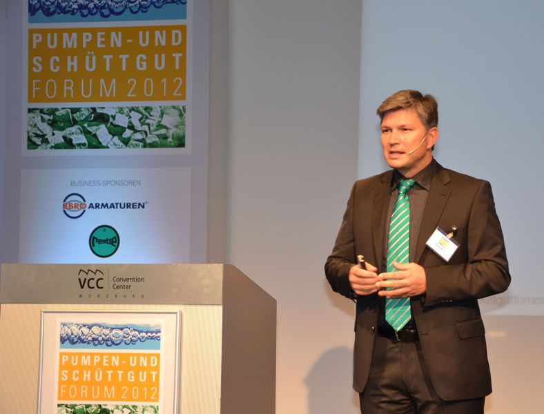 Robert Kurz, Netzsch Pumpen & Systeme „Eine Pumpe, die alles kann, gibt es einfach nicht – auch wenn das der eine oder andere Anwender nicht glauben will.“ Robert Kurz von Netzsch Pumpen & Systeme führte die Teilnehmer durch die Welt der rotierenden Verdrängerpumpen. (Bild: PROCESS)