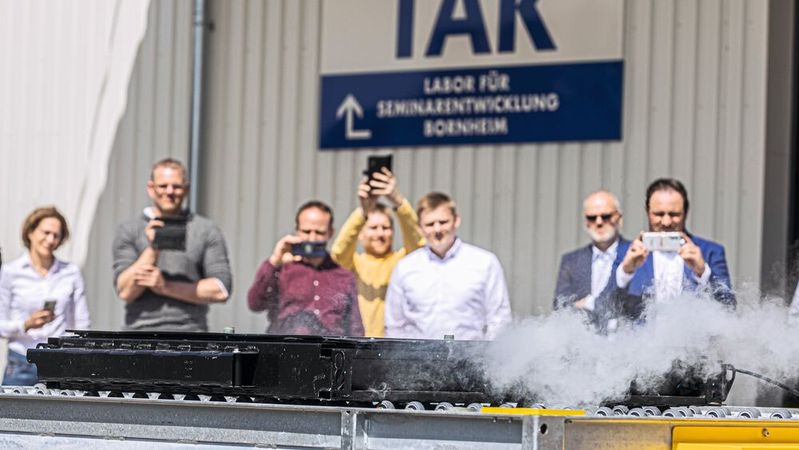 Die Mitglieder der Bundesfachgruppe Freie Werkstätten bekamen in Bornheim zu sehen, was sie im eigenen Betrieb hoffentlich nie erleben: eine brennende Batterie.(Bild:  Meike Böschemeyer)