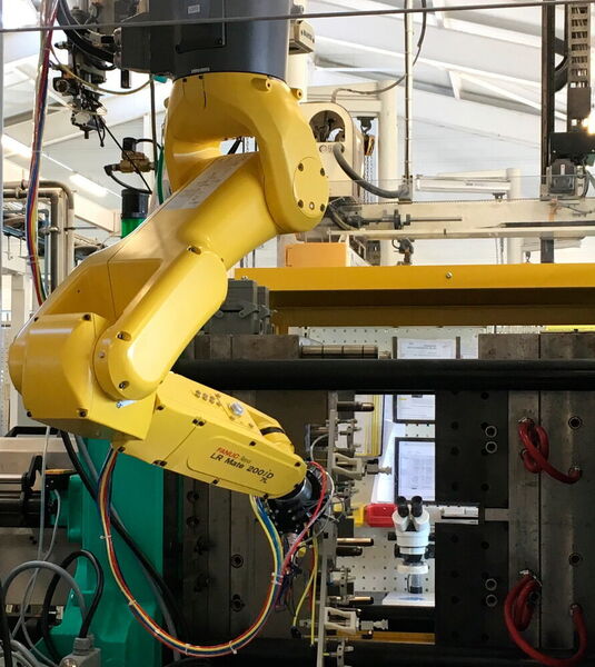 Exemple d'un robot Fanuc 6 axes à l'oeuvre au sein de l'entreprise CG. Tech Injection de Frasne en France. (CG. Tech Injection S.A.S)