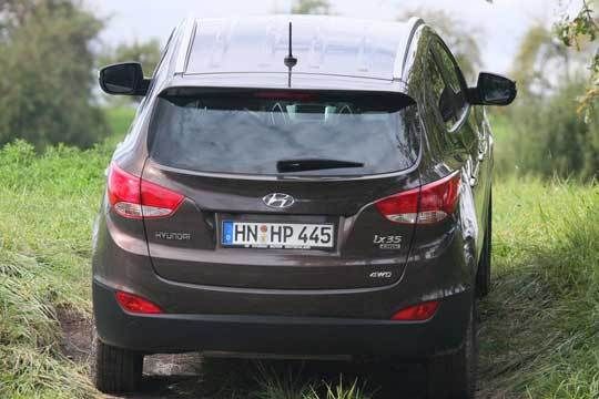 Inzwischen haben beide Marken ihre Modellpalette zu einem großen Teil erneuert. Im Segment der kleinen SUV waren die Koreaner schon immer stark. Diesen Erfolg führen Hyundai ix35... (Archiv: Vogel Business Media)