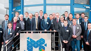 Zum Projektstart treffen sich die zwölf Partner aus Unternehmen und Instituten in Eppingen, dem Stammsitz des Konsortialführers Dieffenbacher. (Bild: Dieffenbacher)