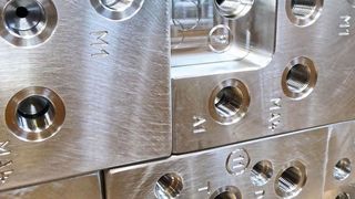 „Schweizer Käse“: Ein Steuerblock wird mit höchster Präzision und Genauigkeit gebohrt, gefräst und geschliffen. (Kuhn)