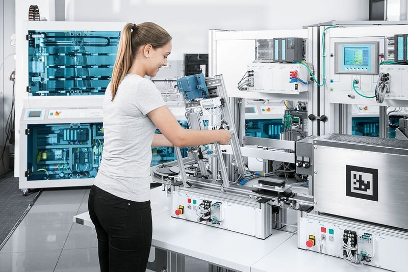 Lerninhalte aus dem Baukasten: Die Lerninhalte der Stationen werden durch die unterschiedlichen Applikationsmodule bestimmt, die schnell und einfach auf die flexibel kombinierbaren  Basismodule gesetzt werden können.  (Festo)