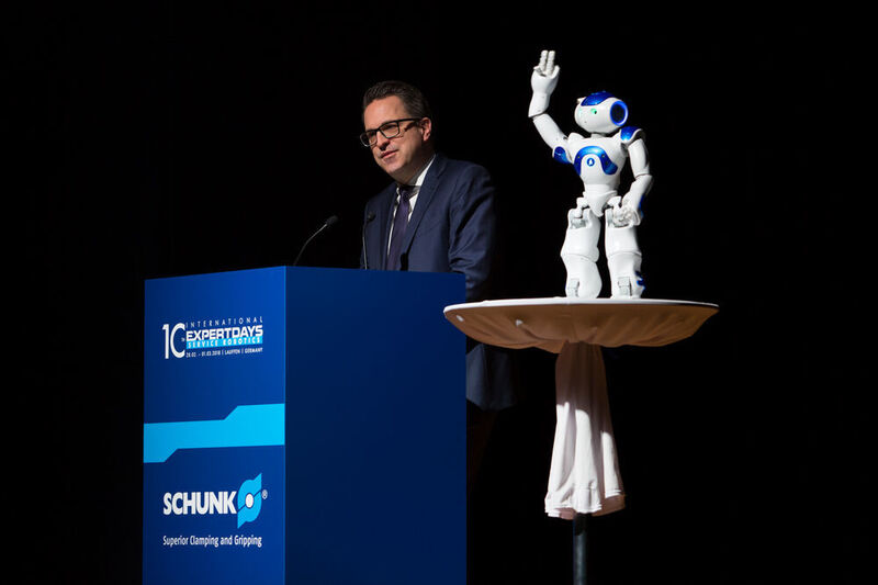 Henrik A. Schunk eröffnete gemeinsam mit NAO die zehnten Schunk Expert Days on Service Robotics. Der humanoide Roboter gab dem oft verwendeten Begriff Big Data ein Gesicht und wurde damit zur thematischen Leitfigur der Expertentage.  (Schunk)