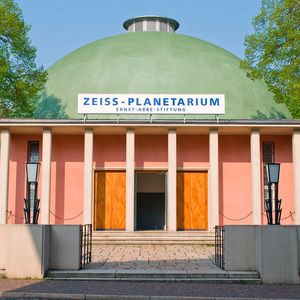 Das Zeiss-Planetarium wurde jüngst mit dem Titel „Historisches Wahrzeichen der Ingenieurbaukunst in Deutschland“ ausgezeichnet – es ist das älteste noch im Betrieb befindliche Planetarium weltweit. 