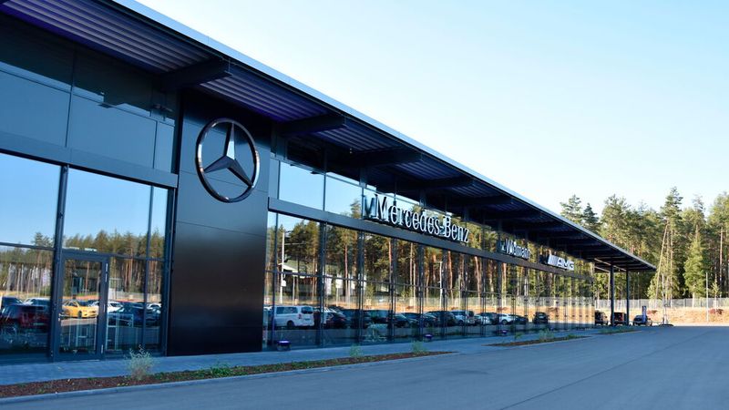 Autohaus B. Widmann Gmbh & Co. Kg Schwäbisch Gmünd Widmann-Gruppe eröffnet Autohaus der großzügigen Flächen || Bild 1 / 18