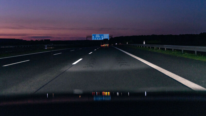 Die neuartigen Scheinwerfer leuchten auf der Autobahn die eigene Fahrspur mit einem rechteckigen Lichtteppich besonders hell aus. Ein ebenfalls neues Orientierungslicht zeigt dem Fahrer in Baustellen die richtige Spur. (Bild: Audi)