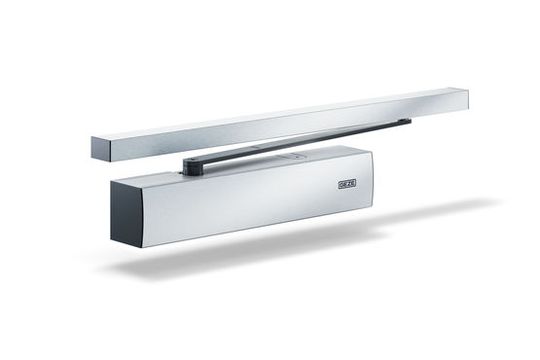 Das Highlight auf der FeuerTrutz 2026: Der neue, barrierefreie Türschließer TS 7000 von GEZE vereint hohen Bedienkomfort mit innovativem Design. (Bild:  GEZE GmbH)